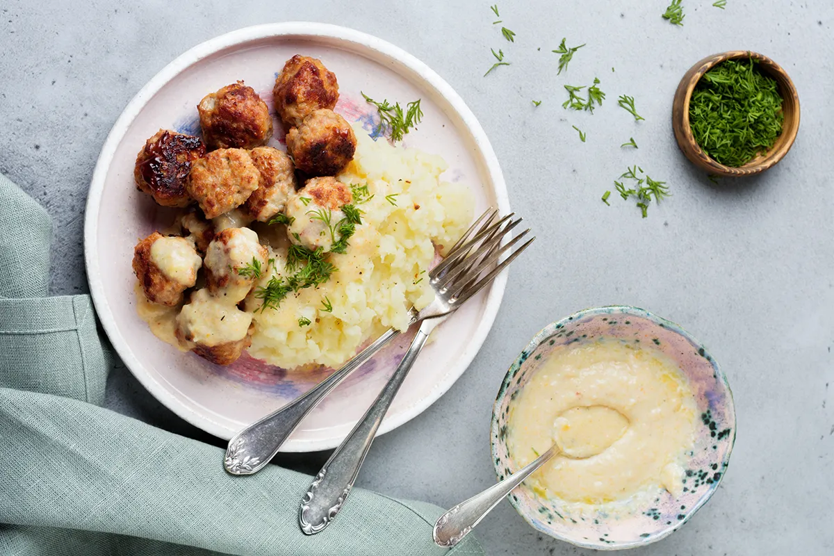 Creamy Garlic Butter Scallops with Cauliflower Rice