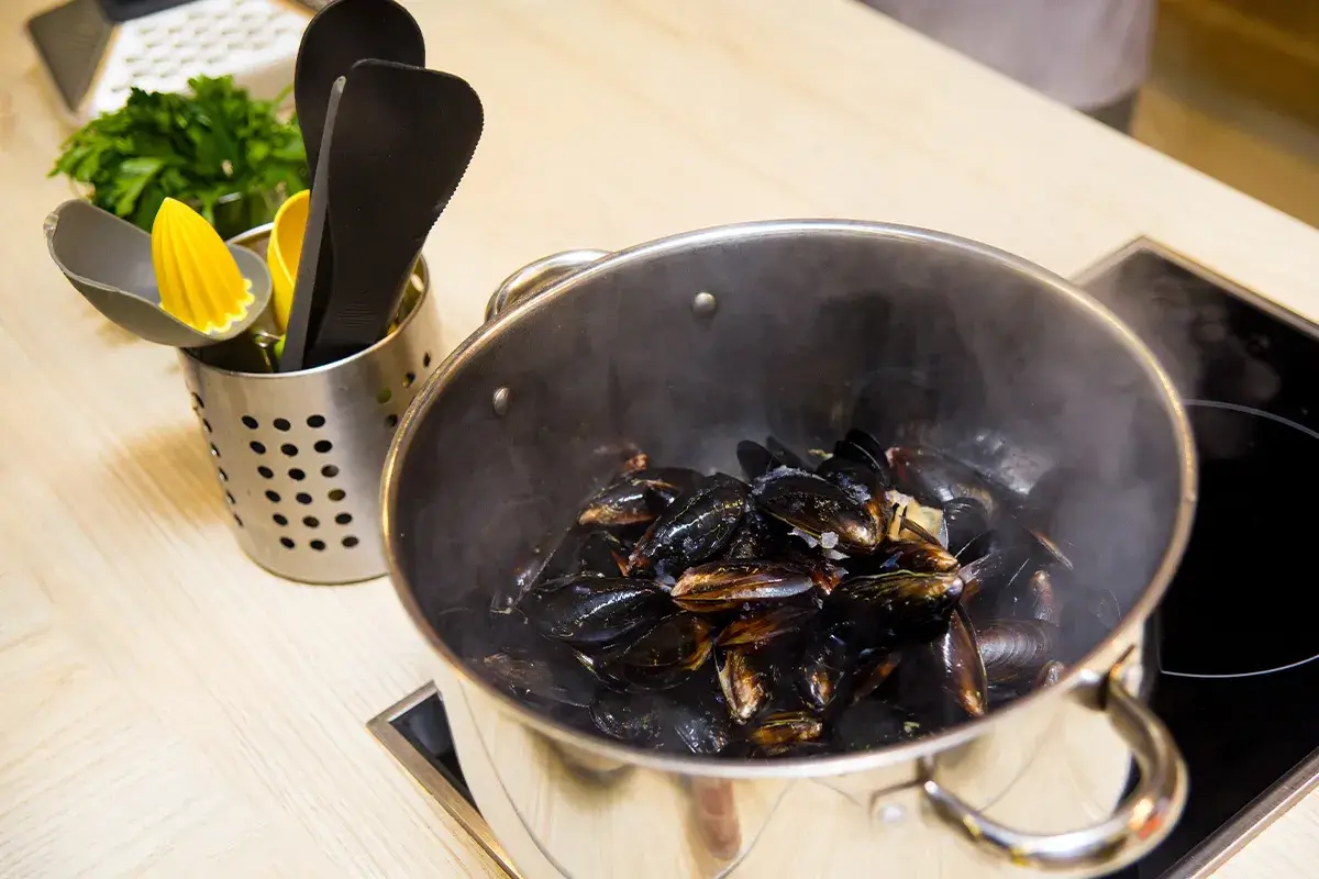 Is It Possible To Reheat Leftover Steamed Mussels?